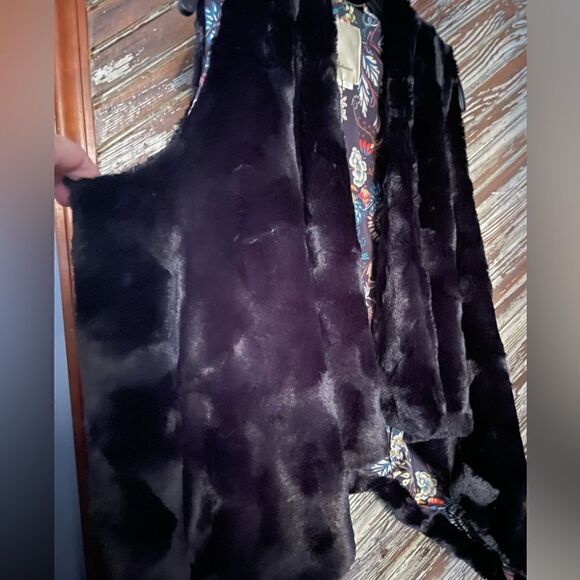 Elevenses Mika Faux fur vest - Picture 6 of 7